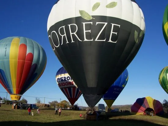 Un baptême en montgolfière avec Corrèze Montgolfière basé à Lubersac Pompadour vous fera découvrir le charme de la région avec survol des sites touristiques autour de Brive Pompadour, Collonges la rouge Beaulieu Turenne Objat Vignols Tulle Vigeois Uzerche Lubersac Limoges st Yrieix la Perche Ségur le château